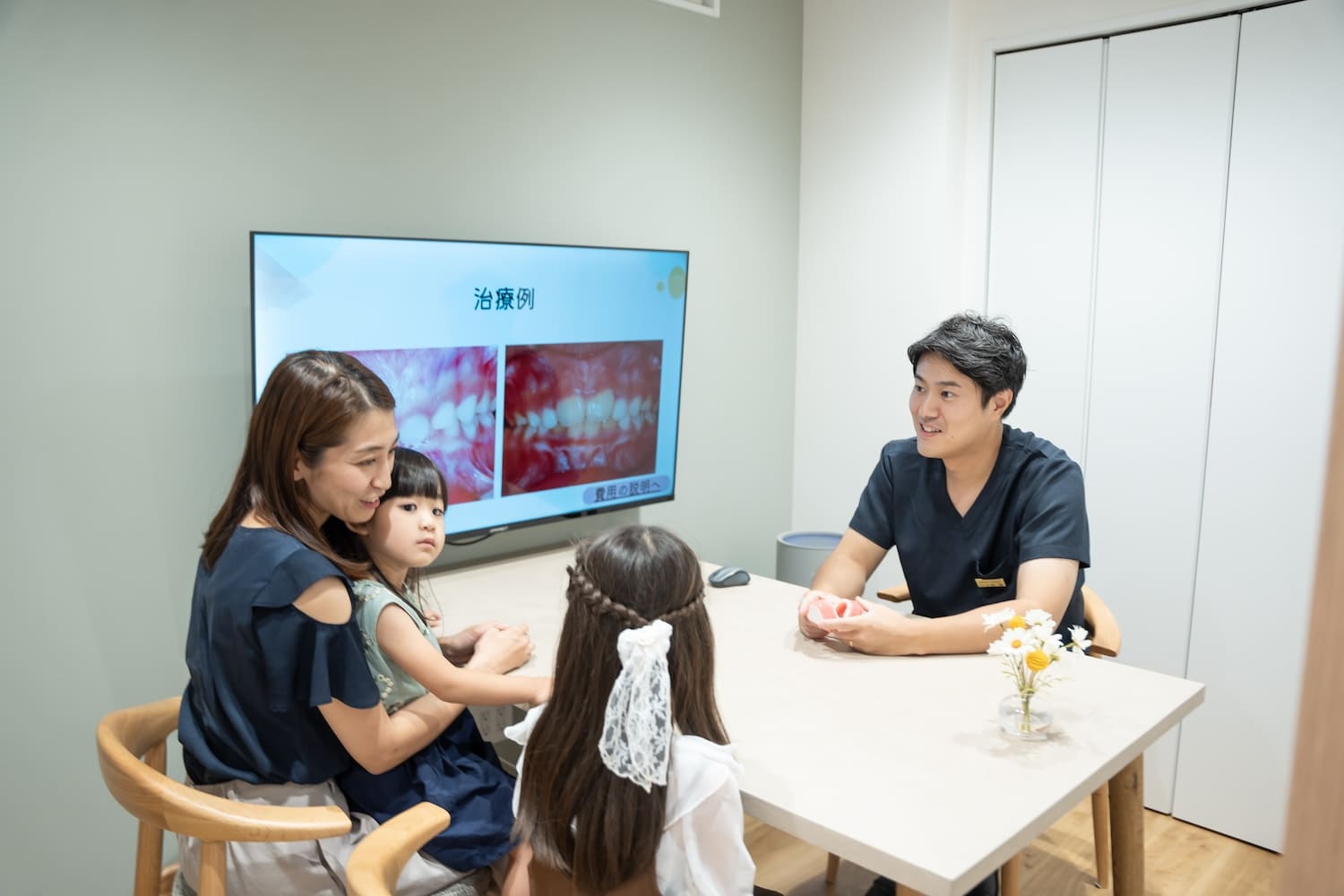 お母さんと女の子2人と院長がカウンセリングルームで話している写真